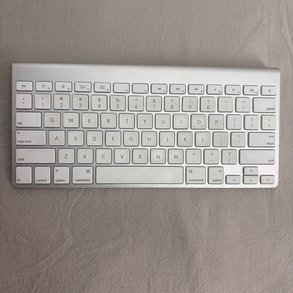 Apple Wireless Keyboard A1314 Silver Bluetooth Aluminum MC184LL/B QWERTY Mac